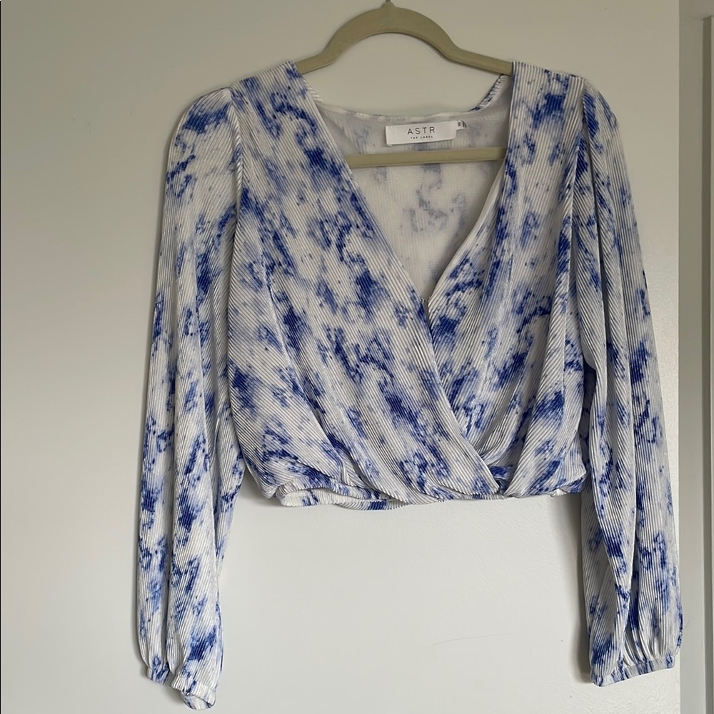 ASTR Women's Blue and White Top